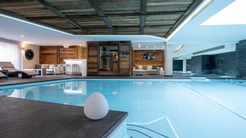 Espace piscine intérieur élégant de l'hôtel Le Kaïla