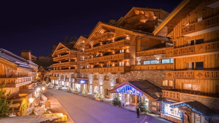 Hôtel Le Kaïla illuminé la nuit, avec des décorations festives