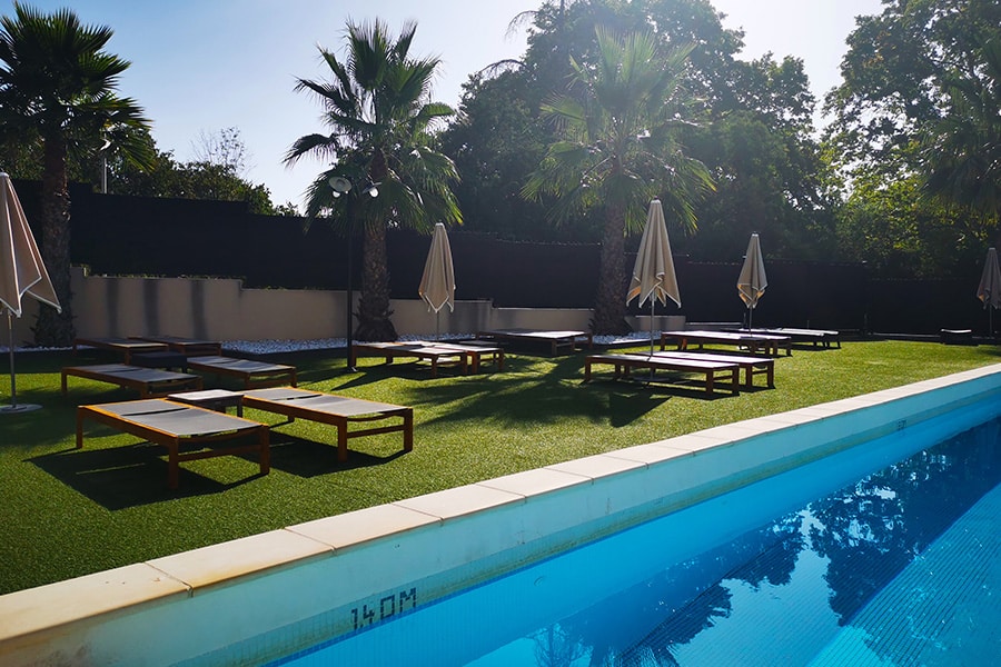 La piscine extérieure de l'hôtel et spa de Fontcaude