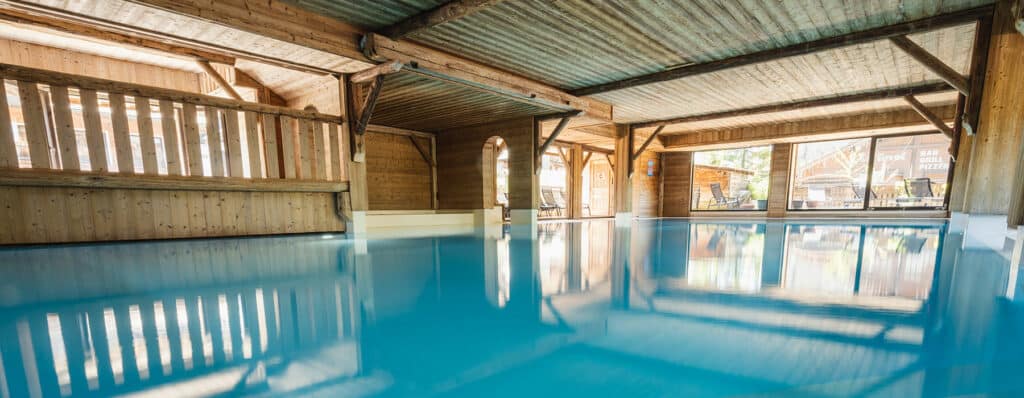 La piscine de l'hôtel spa La Marmotte en Haute-Savoie