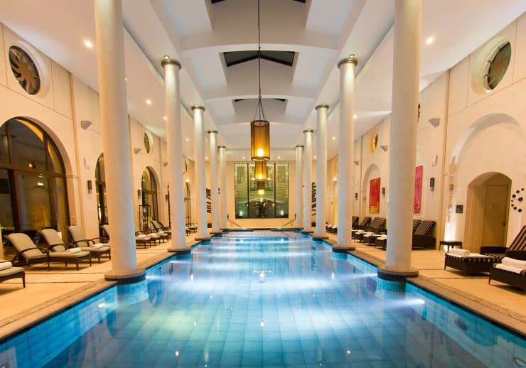 La piscine de l'hôtel spa Terre Blanche