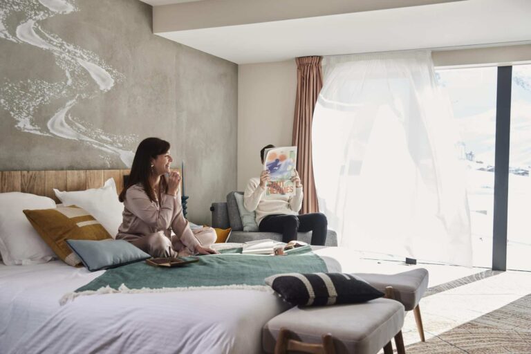 Chambre double premium avec décoration contemporaine à l’Hôtel VoulezVous by Les Étincelles