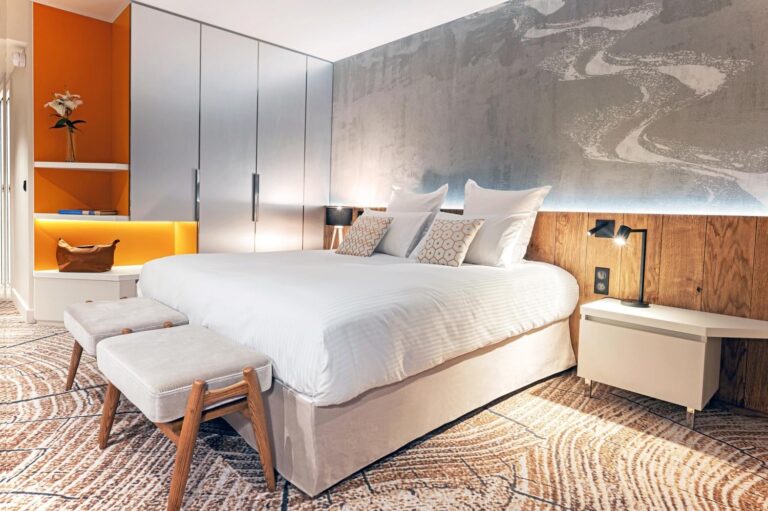 Chambre double confortable avec décoration contemporaine à l’Hôtel VoulezVous by Les Étincelles