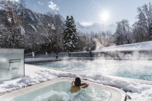 Hôtel Spa Mont-Blanc Chamonix Clarins piscine extérieure chauffée jacuzzi bain à remous