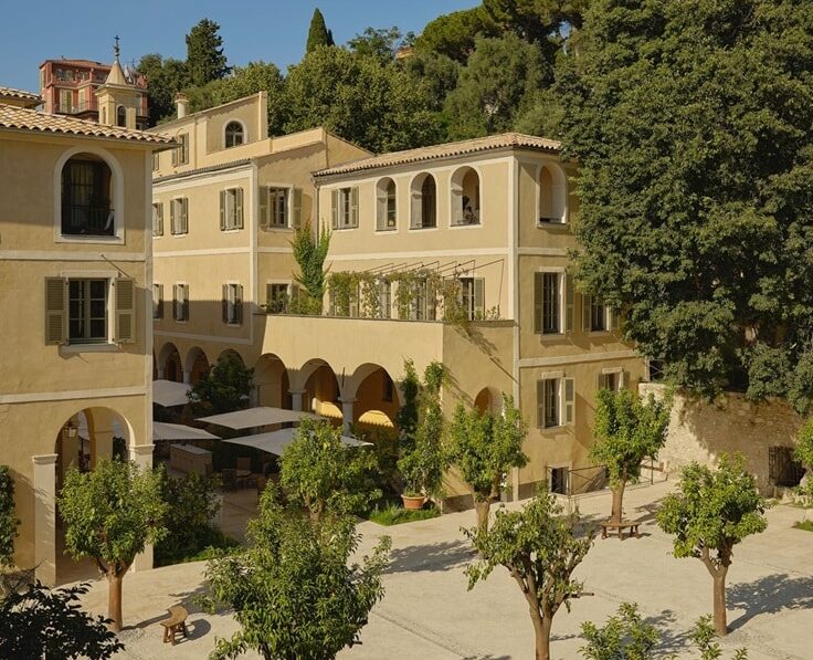 Façade de l’Hôtel du Couvent avec son jardin méditerranéen en terrasses