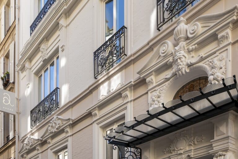 Façade haussmannienne du Paris J’Adore Hôtel & Spa