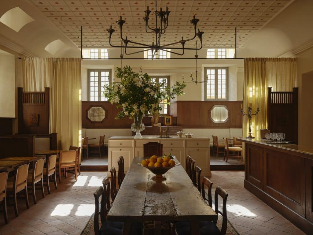 Salle à manger conviviale de l’Hôtel du Couvent avec grande table centrale