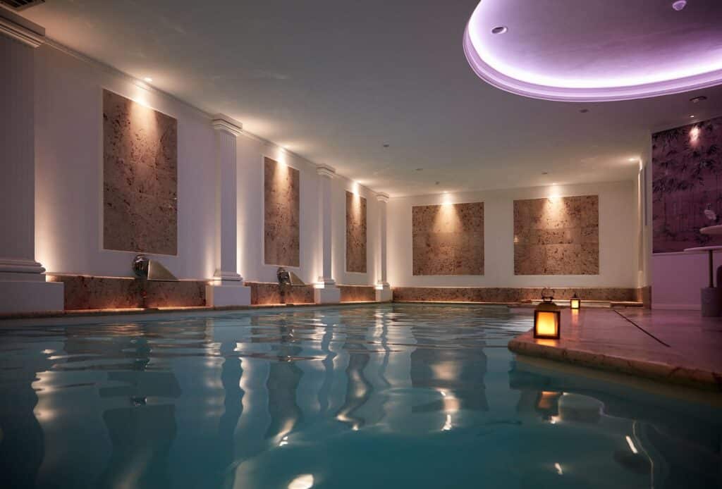 Piscine intérieure du spa Paris J’Adore Hôtel