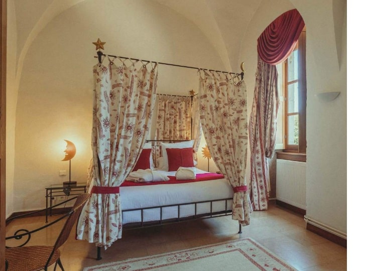 Chambre Prestige du Château Chapeau Cornu avec lit à baldaquin