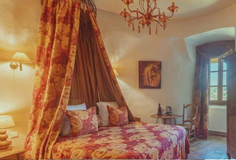Chambre Royale du Château Chapeau Cornu décorée de tissus riches et baldaquin