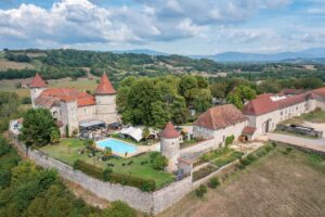 Vue aérienne du Château Chapeau Cornu et de sa piscine en Isère