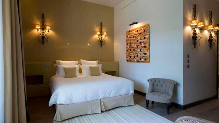 Junior Suite du Domaine de Manville – chambre spacieuse et coin salon lumineux