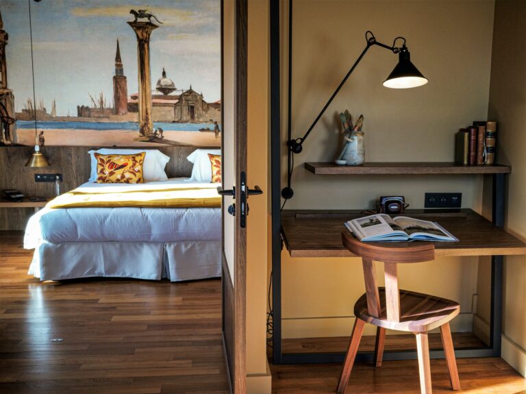 Chambre Atelier d’artiste aux Étangs de Corot avec espace bureau et décoration artistique.