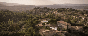 Vue aérienne du domaine de Capelongue et du village perché de Bonnieux
