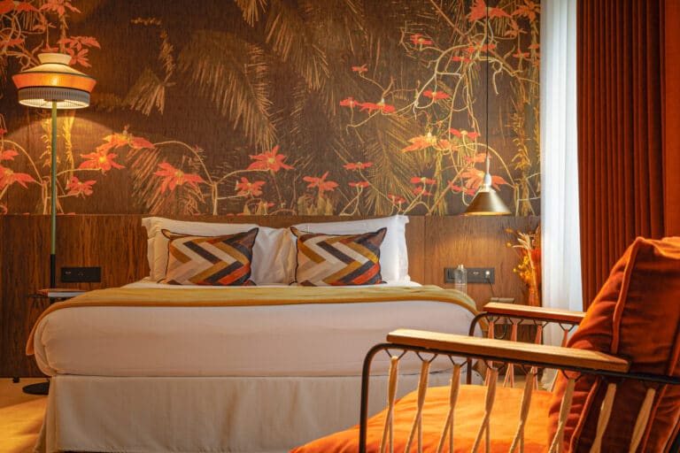 Chambre Esquisse aux Étangs de Corot avec décoration contemporaine et touches artistiques.