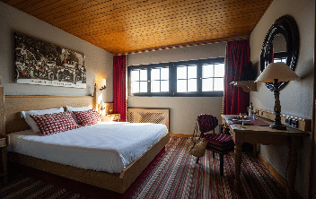 Chambre Classique de l’Hôtel Arnold avec lit double et décoration alsacienne