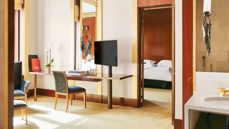 Suite Famille lumineuse du Park Hyatt Paris Vendôme avec espace salon et chambre attenante