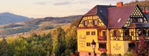 Vue sur le village d’Itterswiller et les montagnes depuis l’Hôtel Arnold