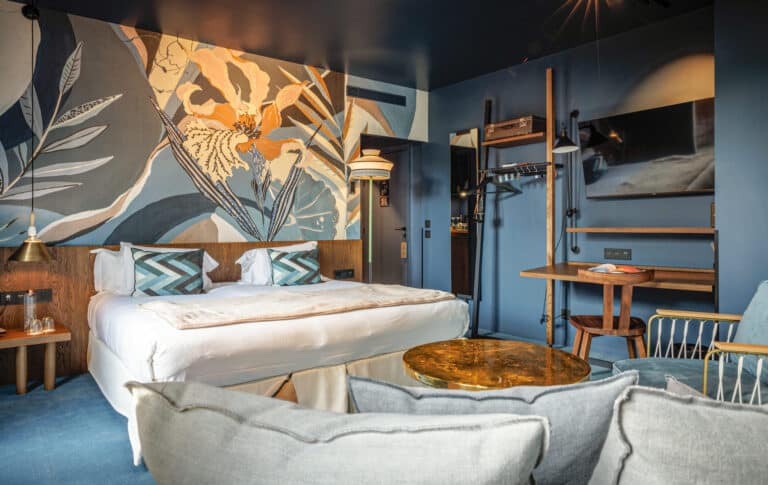 Chambre Jardin aux Étangs de Corot avec décoration florale et ambiance apaisante.