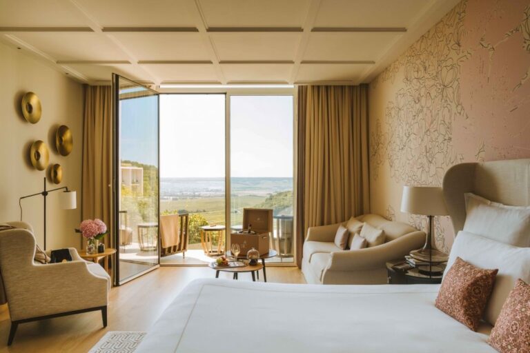 Junior Suite Royal du Royal Champagne avec salon, lit king size et balcon