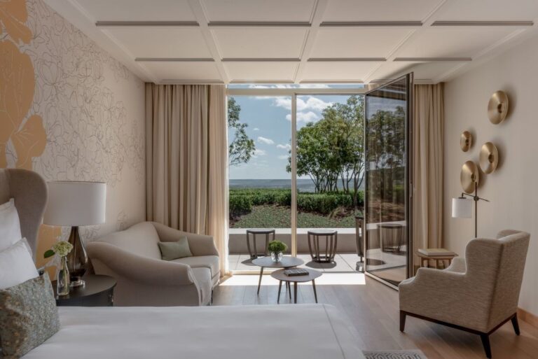 Junior Suite Garden du Royal Champagne avec terrasse privée et vue sur les vignes