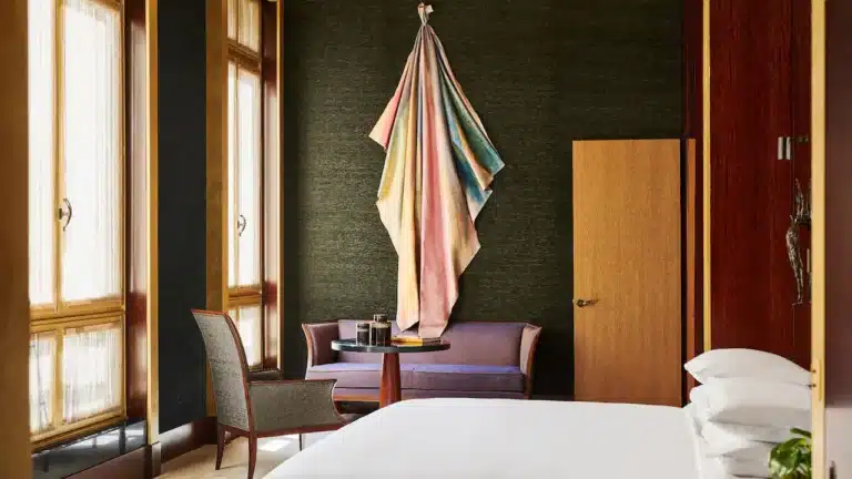 Chambre de la Suite Impériale avec lit king-size et design Art déco