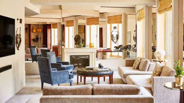 Salon de la Suite Ambassadeur du Park Hyatt Paris Vendôme avec cheminée et mobilier élégant
