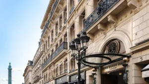 Façade du Park Hyatt Paris Vendôme sur la Rue de la Paix, près de la Place Vendôme