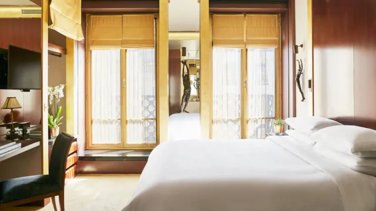 Chambre Park King du Park Hyatt Paris Vendôme avec lit double et décoration contemporaine