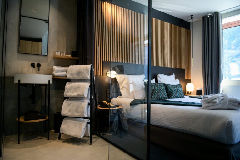 Chambre Premium double au design contemporain avec vue sur les montagnes à La Folie Douce Hotels Chamonix