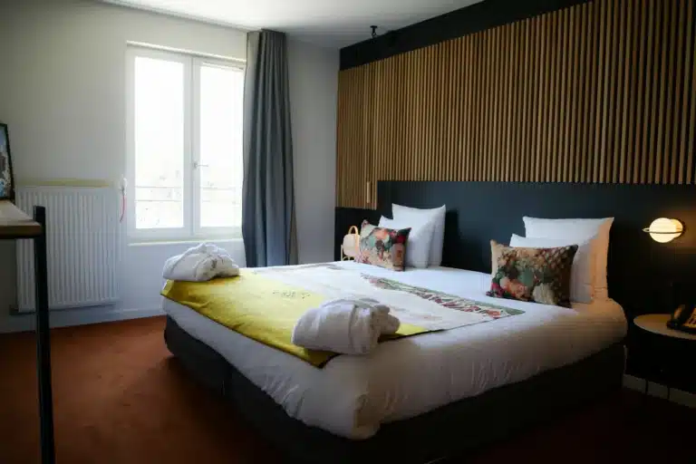 Suite Premium spacieuse avec coin salon et lit king size à La Folie Douce Hotels Chamonix