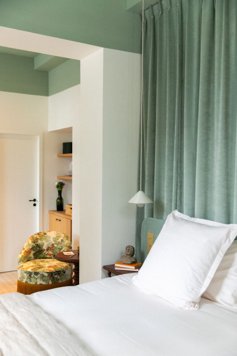 Chambre Signature de l’Hôtel Bellevigne Bourgogne avec lit à baldaquin et rideaux verts