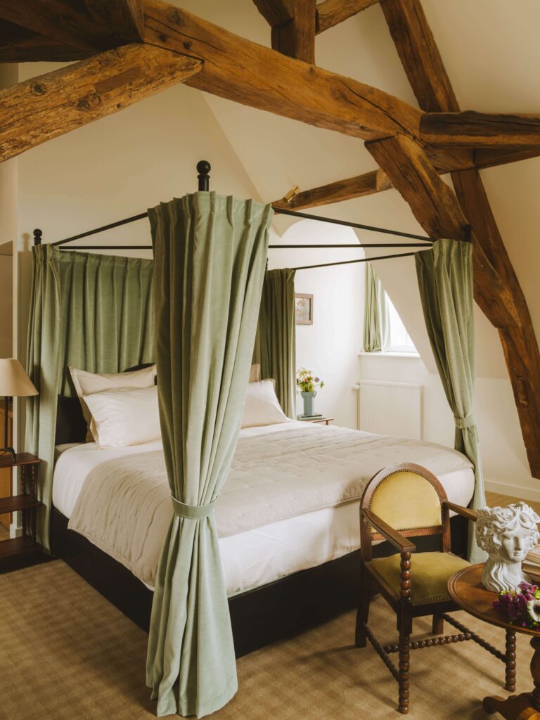 Chambre spacieuse sous charpente apparente à l’Hôtel Bellevigne Bourgogne