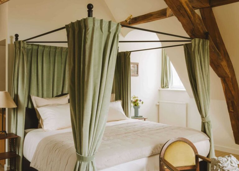 Chambre spacieuse sous charpente apparente à l’Hôtel Bellevigne Bourgogne