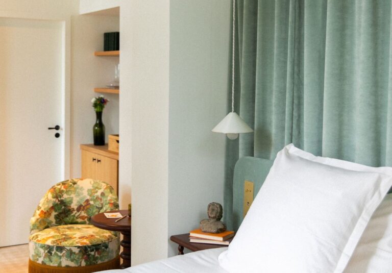 Chambre Signature de l’Hôtel Bellevigne Bourgogne avec lit à baldaquin et rideaux verts