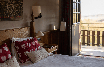 Chambre Signature de l’Hôtel Arnold avec balcon et vue sur les vignes