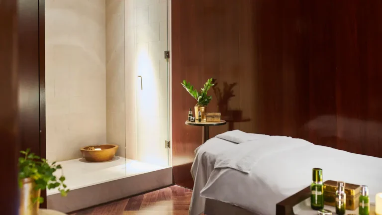 Cabine de soins du Spa La Mer avec ambiance apaisante et décoration boisée