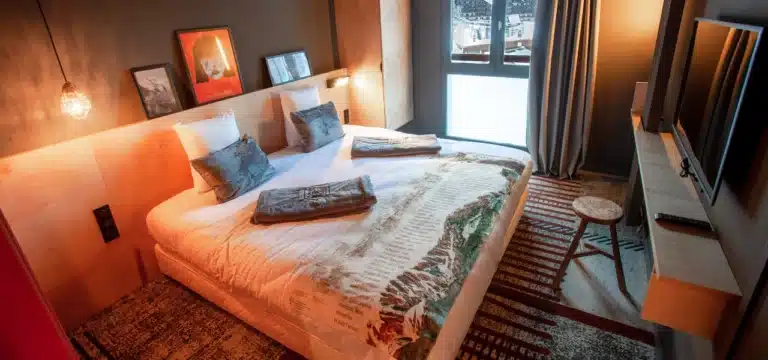 Chambre Standard double avec lit king size et décoration moderne à La Folie Douce Hotels Chamonix