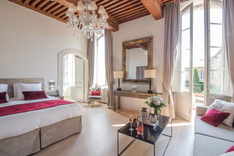 Suite élégante du Château de Massillan avec lit double et décoration raffinée