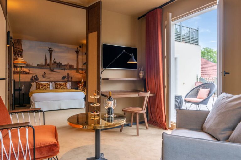 Suite Corot aux Étangs de Corot avec salon privé et terrasse.
