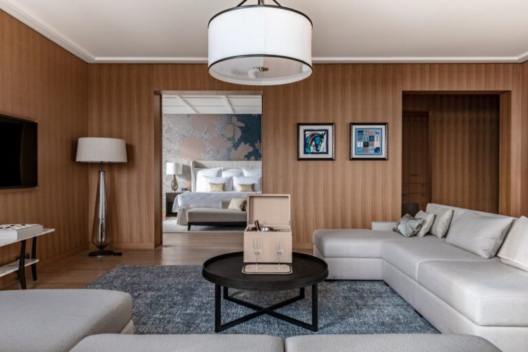 Suite Joséphine avec salon élégant, chambre spacieuse et décoration contemporaine