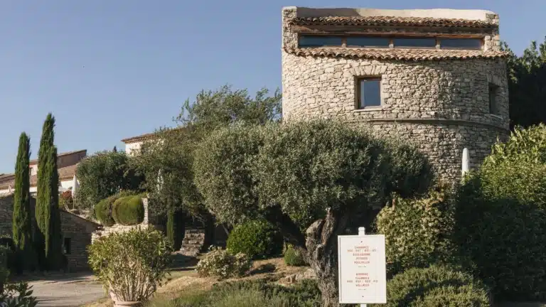 Suite Signature raffinée de l’Hôtel Capelongue avec décoration élégante et matériaux naturels
