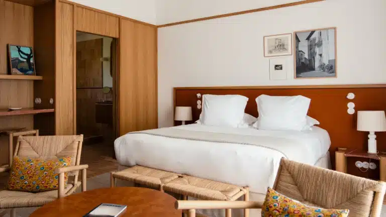Chambre Supérieure spacieuse à l’Hôtel Capelongue avec coin salon et vue sur le Luberon