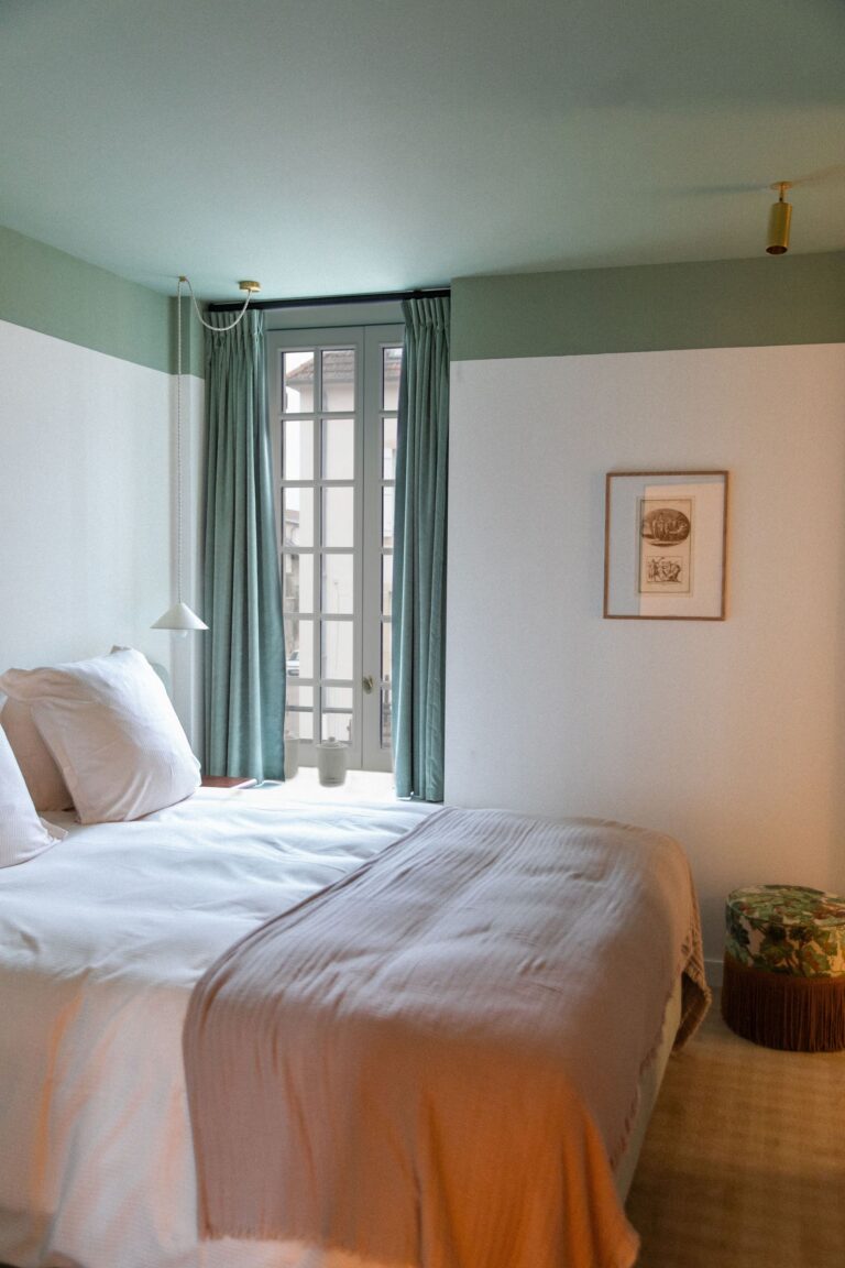 Chambre Tiny à l’Hôtel Bellevigne Bourgogne avec ton vert et mobilier épuré