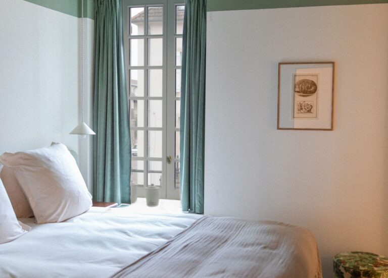 Chambre Tiny à l’Hôtel Bellevigne Bourgogne avec ton vert et mobilier épuré
