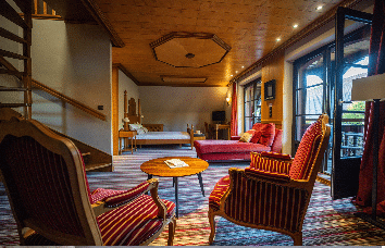 Suite XXL de l’Hôtel Arnold avec grand salon et mobilier alsacien