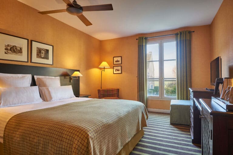 Chambre supérieure du Château de Villiers-le-Mahieu avec lit double et décor classique