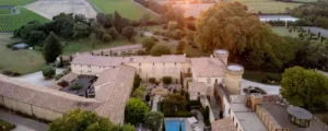 Vue aérienne du Château de Massillan et des champs environnants