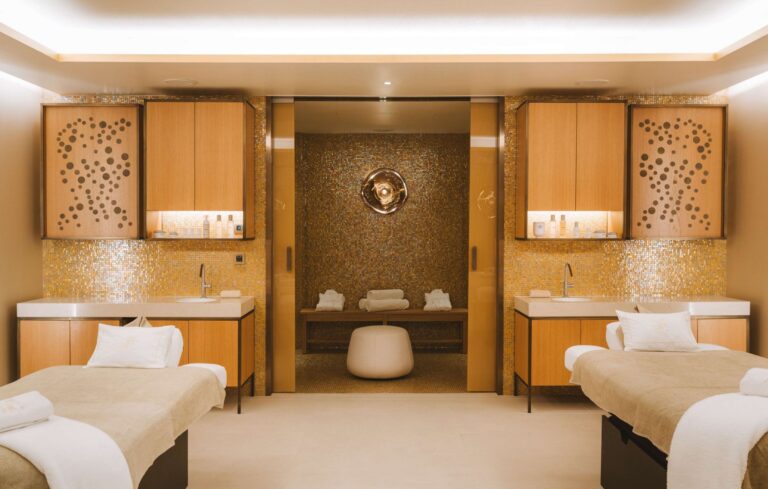 Salle de soins élégante du Spa du Royal Champagne avec tables de massage et mosaïques dorées