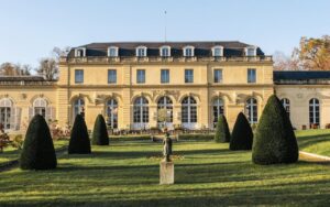 Façade du Château de Villiers-le-Mahieu avec jardins à la française